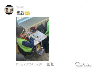 本图是某社交媒体平台的热门评论截图，配文为“售后🙄”，并配有一张照片：一名身穿校服、戴着头带的学生正专注地修理自己桌上的文具或电子设备，桌面摆满工具和零件。评论语气幽默，暗指学生课业/生活用品出故障后还需自行“售后服务”，形成了调侃与自嘲的网络段子气氛。

图片有轻微双关——“售后”本指商品售出后的服务支持，这里却用来吐槽学生遇到学习用品“坏了”只能自己修理，非常青春生活化。