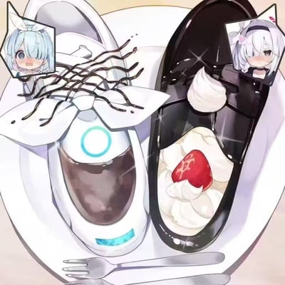 这是一张二次元同人恶搞创作图，将手游《碧蓝档案》中的角色阿罗娜和普拉娜的标志性头部造型进行食物化改编：阿罗娜的白色头部被设计成淋有巧克力酱的饮品式餐点，放在餐盘左侧；普拉娜的黑色头部被设计成搭配草莓与奶油的甜点，放在餐盘右侧，餐盘旁还配有叉子。左上角和右上角分别是两个角色的Q版头像，阿罗娜露出惊讶的表情，普拉娜则是害羞委屈的神态，把角色独特的头部外观和美食结合，充满趣味，属于对游戏角色的玩梗创作。