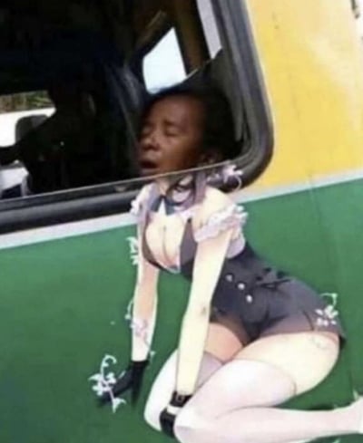 这张图是一张公交车窗与性感跪姿的二次元少女角色的合成表情包。少女的穿着和姿势带有较强的二次元和宅文化气息，背景清晰可见为公交车外观。这类拼贴图常用于网络恶搞，制造错位幽默感或暗示效果。图片带有一些搞笑和擦边的属性。姿态与车窗的位置错位制造出“人偶出窗”的趣味视觉效果，但整体风格娱乐化，未含明显政治性。
