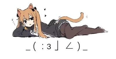 图中是一位动漫风格的猫耳少女，有着橙色长发、黑色猫耳和尾巴，身穿深色制服，正侧躺在地上。她单手撑头，表情放松，周围有几颗小爱心图案。人物下方有一个类似颜文字的符号“_(:3」∠)_”，整体画面呈现出可爱、慵懒的氛围。