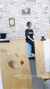 这是一段充满反差感的搞笑动态图，场景发生在画室中：一开始镜头展示画板上的“人物素描”，看起来画技十分逼真，当把画板上的白纸抽走后，才揭晓真相——所谓的素描其实是躲在画板后面的人特意摆出的姿势，利用画板的遮挡制造出“画出来的作品”的假象，最后两人互动，整个过程充满了搞笑的乌龙感，通过视觉误导带来趣味效果。