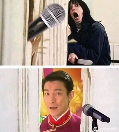 这是一张上下对比的拼贴梗图。上图中，一个长发遮脸的人表情狰狞，手持刀具，正对着一个突然出现的麦克风大喊，营造出恐怖又荒诞的氛围。下图则是一位穿着传统红色中式服装的人，同样面对着麦克风，表情严肃认真，形成鲜明对比。两张图通过相似的构图和麦克风元素，制造出强烈的反差萌效果，让人忍俊不禁。
