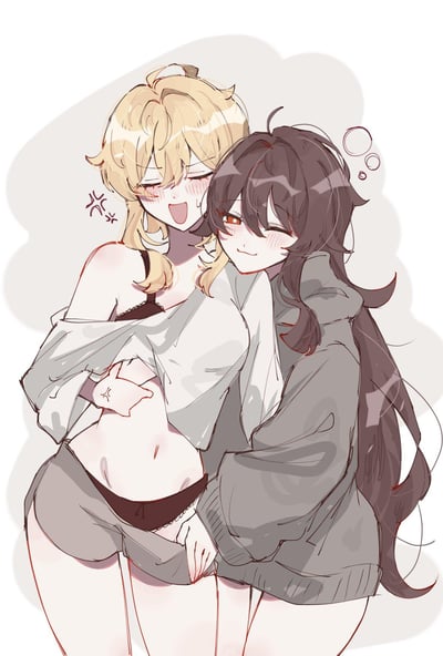 这是一张《原神》的百合向同人插画，画面左侧是旅行者荧，她闭着双眼，脸颊泛红，嘴巴大张，露出又羞又恼的神情，旁边还配有生气的符号；右侧是性转后的钟离，她眯起一只眼睛，面带温柔笑意，亲昵地靠在荧的身上，还伸手撩起了荧的上衣，姿态十分暧昧。整体画风柔和，色彩温暖，营造出一种亲昵又可爱的氛围，是玩家对原作角色的CP向二次创作。