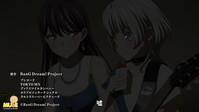 图片展示了《BanG Dream! MyGO!》中的两个动漫角色。左侧是一位有着黑色长发和紫色眼睛的女孩，佩戴着项链；右侧是一位有着浅色短发和蓝色眼睛的女孩，手持一个小物件，身旁可见吉他。背景较暗，整体氛围严肃。画面底部中央有一个单独的文字“嘘”（日语中意为“谎言”）。