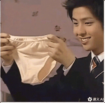 图中是韩国艺人郑允浩，他身着校服，双手举着一条浅米色女士内裤，脸上露出玩味的坏笑，场景出自《反转剧》片段。这个画面被网友截出做成梗图，带有搞怪、调侃的氛围，常用来在社交互动中制造搞笑效果。