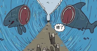 卡通风格插画中，两侧各有一条巨型蓝色鲨鱼，它们张开血盆大口（内部呈红色），配合高耸的蓝色巨浪形成一条狭窄通道。通道下方有一群行人，其中一位白发老者手持法杖，头顶冒出写着“糟了”的白色思考泡泡，整体营造出紧张又略带幽默的困境场景。