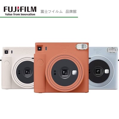 图片展示了富士Instax系列的三款拍立得相机，分别为白色、橙色和浅蓝色，整齐排列在白色背景上。上方有黑色的'FUJIFILM'品牌标志及英文标语'Value from Innovation'，右侧配有日文'富士フィルム 品牌馆'字样，整体构图简洁清晰，突出产品外观设计。