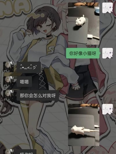 这是一张动漫风格的拼贴梗图，主体是一位穿着黄色背心和黑色短裙的动漫女孩，她有着棕色短发和俏皮的表情。图片中穿插了几张实拍小图，展示了一个白色小猫摆件放在黑色桌面上。图中还有对话气泡，内容包括“你好像小猫呀”、“^^w^^”、“嗯嗯”和“那你会怎么对我呀”，营造出可爱俏皮的互动氛围。