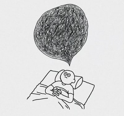 一幅黑白线稿图，描绘了一个人躺在床上，双手交叉放在胸前，眼睛睁得很大，表情显得焦虑不安。人物上方有一个巨大的、由杂乱线条组成的思想泡泡，象征着混乱的思绪或焦虑的内心状态。