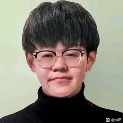 这是一张经过Photoshop合成的人脸图片，将不同的真实人脸特征拼接融合在一起。图中人物留着黑色短发，戴着半框眼镜，穿着黑色高领毛衣，耳朵上佩戴着耳饰，正面朝向镜头，面部表情略带笑意但整体看起来违和怪异，呈现出滑稽的视觉效果，图中没有双关、谐音梗或暗示内容。