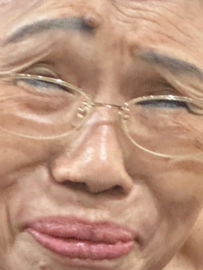 这张图片是一块柔和的米色至棕色渐变色模糊背景，没有任何明显的图案、文字或元素，整体呈现为纯色且柔和的渐变效果。可能作为背景图使用，也常见于马赛克、遮挡、模糊处理等场景，具有极简和抽象风格。