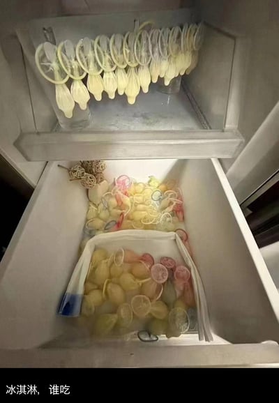 这是一张利用冰箱空间制造视觉错位的趣味摄影作品：上层搁架的玻璃杯上挂着切片的柠檬，下层抽屉里摆放着干柠檬片、装饰藤球等物品，从这个特定角度拍摄时，上层的柠檬片看起来像是带蛋筒的冰淇淋，下层抽屉的物品则酷似装满了彩色冰淇淋。图下方配文“冰淇淋，谁吃”，用这种巧妙的视觉错觉制造出搞笑的反差感，让人第一眼误以为是创意自制冰淇淋，实际全是柠檬相关的物品。