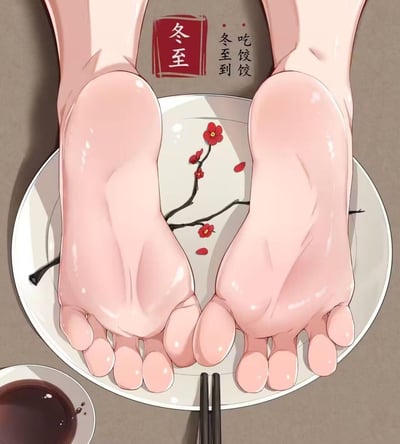 这是一张结合冬至节气的AI创作趣味梗图，画面中一双油亮的卡通人脚放置在带有梅花枝装饰的中式餐盘上，餐盘旁配有筷子和深色蘸料碟，模拟出吃饺子的用餐场景。图上方配有“冬至”“冬至到，吃饺饺”的文字，利用“脚（jiǎo）”与“饺（jiǎo）”的谐音梗，将脚替代饺子，用荒诞又贴合节气民俗的脑洞画面制造搞笑效果，梅花元素也呼应了冬季的时令特征，整体充满创意与趣味性。