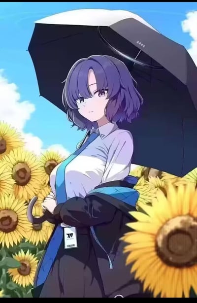 插画中，一位紫发少女静立于盛开的向日葵花田中，背景是澄澈的蓝天与散落的白云。她手持一把黑色雨伞，身着白色衬衫搭配蓝色领带，外披黑色外套，衣摆处可见带有字母“M”的标签。少女侧头望向一侧，神情平静淡然，与周围明艳的向日葵形成鲜明对比，整体画面色彩明快，构图清新，营造出夏日田园的宁静氛围。