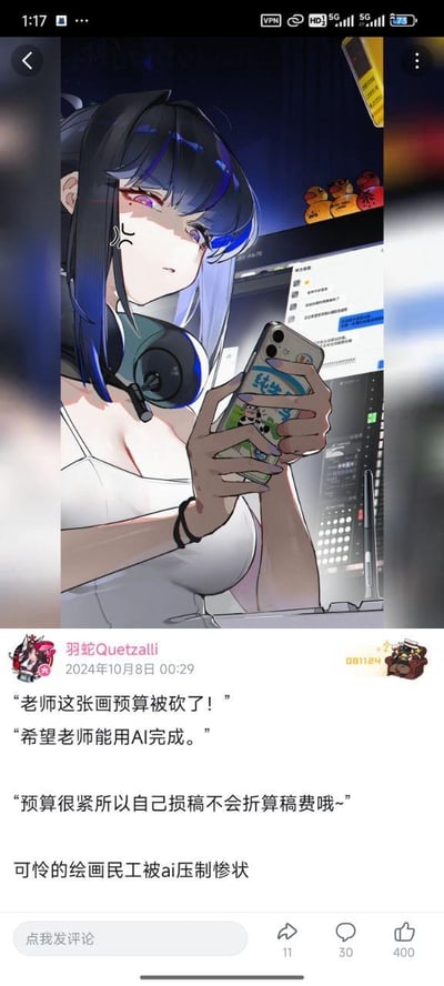 这是一条微博平台的图文内容，上方是一幅原创二次元插画：画中是一位蓝发戴耳机的女画师，她神情低落、眼神黯淡，双手握着带有卡通图案的手机，背景是亮着的电脑屏幕，整体呈现出被工作困境压垮的状态。下方是作者配文，模拟了甲方与画师的三段对话：甲方先是告知画师画稿预算被砍，接着要求画师用AI完成创作，最后提出“预算很紧所以自己损稿不会折算稿费”的不合理要求，作者最后吐槽这是“可怜的绘画民工被ai压制惨状”，生动展现了在AI绘画普及的行业背景下，传统画师面临甲方压缩成本、被迫使用AI且自身权益受损的无奈处境，精准戳中了绘画从业者的职场痛点。