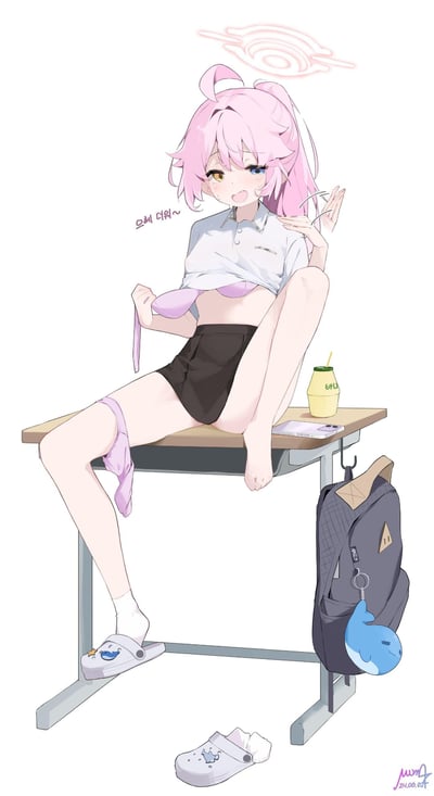 这是一张ACG同人插画，描绘了手游《蔚蓝档案》中的角色星野——粉发异瞳的少女——因为夏日燥热坐在课桌上，脸上挂着汗珠，一边掀起上衣、褪下腿袜，一边抬手扇风，嘴里喊着韩语的“好热啊~”，旁边的课桌上放着手机和饮品，挂钩上挂着带有鲸鱼挂件的书包，整体表现出少女在酷暑下燥热难耐的娇憨模样。