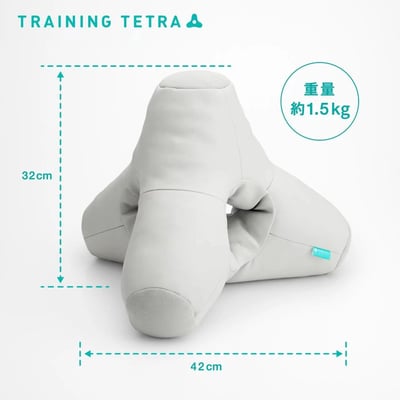 该图片为TRAINING TETRA品牌的训练用坐垫产品展示图。主体为一个浅灰色四面体形状的坐垫，表面材质看起来柔软有质感。图片上方有品牌名称“TRAINING TETRA”及绿色图标，左侧标注高度为32cm，底部标注宽度为42cm，右侧圆形标注显示重量约1.5kg。背景为纯白色，整体构图简洁，突出产品形态与规格参数，适合作为商品宣传或电商展示素材。