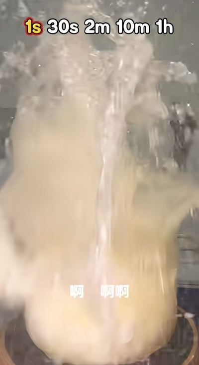这张梗图的主体是水壶中的水达到沸点后剧烈向上喷涌的实拍画面，顶部依次排列了1秒、30秒、2分钟、10分钟、1小时的时间标识，其中「1s」采用黄底红边的高亮样式标注，对应水突然喷涌的时刻，画面底部配有拟声文字「啊 啊啊」，用来具象化水喷涌的状态，网友常用该图调侃人在憋尿、忍耐负面情绪等场景下，从长时间忍耐到瞬间彻底失控爆发的过程，有很强的共鸣感和趣味性。