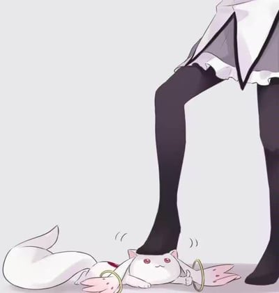 图中展示了《魔法少女小圆》里的角色晓美焰（仅露出穿着黑丝和女仆风格裙摆的腿部），正用脚踩在白色的丘比的身上，丘比趴在地上，表情看起来有点委屈，身体还因为踩踏出现了震动的线条。这个画面是粉丝的二次创作，因为在原作中丘比是欺骗魔法少女、引发悲剧的存在，让很多观众感到厌恶，所以这个画面满足了观众想要惩罚丘比的情绪，没有双关或谐音梗。