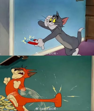 这是由经典动画《猫和老鼠》的两个场景拼接而成的梗图。上图中灰色的汤姆手持带有电流的磁铁，一脸得意地准备实施恶作剧；下图中汤姆被磁铁的电流击中，身体变成橘色，甚至骨头都被吸得显现出来，表情痛苦扭曲，身体大幅变形抽搐，完美呈现了恶作剧反遭报应的滑稽效果，充满搞笑反差感。