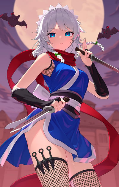这是一张《东方Project》角色十六夜咲夜的二次创作同人插画，咲夜被赋予了忍者风格的造型：身着蓝色无袖忍者服搭配渔网内搭，红色围巾随风飘动，渔网袜上别着三枚苦无，双手持短刃摆出战斗姿态，标志性的银白发辫保留了原作特征。背景是高悬的满月与暗紫色夜空，两只Q版小蝙蝠在旁点缀，整体氛围冷峻飒爽，完美融合了角色特质与忍者的夜行战斗感。