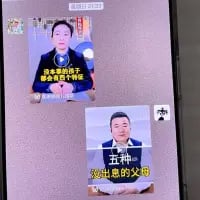 这是一张由两张竖屏直播截图拼接而成的图片，图中为同一位中年男性育儿博主。上方截图里博主身着深色西装搭配蓝色衬衫，画面字幕为「我家那傻小子 终于开窍了」；下方截图里博主同样身着深色西装，内搭换成白色衬衫，画面字幕为「五种 没出息的父母」。两张截图均为育儿主题的内容分享，风格偏向短视频平台的知识类直播片段。