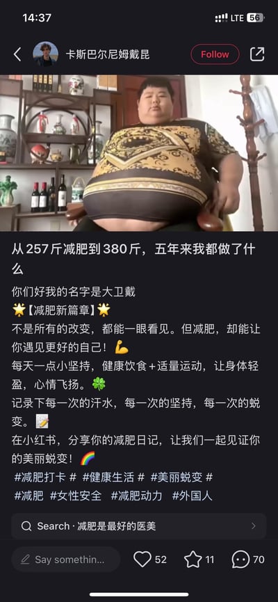 图片为社交媒体截图，展示了一篇标题极具反差感的帖子。画面中一名男子坐在椅子上，腹部明显突出，穿着花纹上衣。帖子标题写着“从257斤减肥到380斤，五年来我都做了什么”，正文却用标准的减肥励志文案（如“健康饮食+适量运动”“遇见更好的自己”）进行描述，形成强烈的幽默讽刺效果——所谓“减肥”实际是体重显著增加，通过矛盾点调侃了部分夸张或不真实的减肥分享内容。