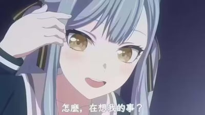 动漫风格的蓝发少女特写，金色眼眸注视前方，左手轻触发丝，面带俏皮微笑。画面下方配有文字“怎么，在想我的事？”，营造出一种挑逗又可爱的氛围。