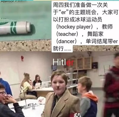 这是一张国外校园搞笑梗图，上方的文字是老师发布的班会通知，告知学生周四将举办以“结尾带er的英文单词对应角色”为主题的班会，举例了冰球运动员（hockey player）、教师（teacher）、舞蹈家（dancer）这类符合要求的角色，让学生进行相应装扮；下方是教室场景，一名学生刻意钻规则的空子，装扮成希特勒（Hitler），并且用文字特意标注出Hitler的“er”后缀，以荒诞的方式满足了“单词结尾带er”的要求，制造出离谱又搞笑的反差感，周围的同学也呈现出惊讶或憋笑的反应，凸显出这个整活行为的戏剧性。