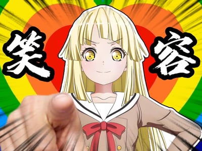 这是一张ACGN二次创作梗图，主体是二次元企划《BanG Dream!》中的角色弦卷心，她摆出双手叉腰的姿势，脸上露出看似温和实则略带腹黑的假笑；背景是红黄橙渐变的放射状醒目图案，左右两侧配有毛笔风格的“笑容”大字，前景还有做出指向动作的真人手指元素，整体通过角色表情与文字的反差感制造搞笑效果，风格搞怪戏谑。