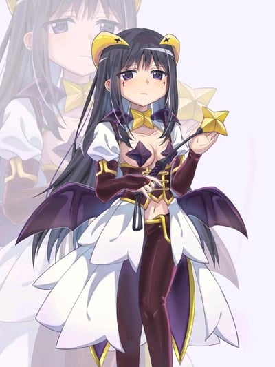 这是一幅AI生成的二次元插画，主体是《魔法少女小圆》中的晓美焰被重新设计为小恶魔风格的魔法少女形象：她有着标志性的黑长发与紫灰色眼眸，脸上带着淡漠的神情，身着白紫棕配色的露腰魔法少女服饰，搭配小恶魔翅膀装饰，手持星形的魔法道具，背景还有她的半透明虚影，整体风格华丽又带着暗黑感，图中没有双关、谐音梗或暗示类内容。