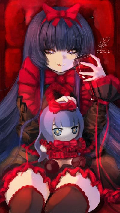 一幅动漫风格插画，描绘了一位有着紫色长发和红色蝴蝶结的少女。她身穿红黑相间的服装，手持一杯红色液体的高脚杯，另一只手抱着一个与她相似的玩偶。背景为深红色，营造出神秘优雅的氛围。