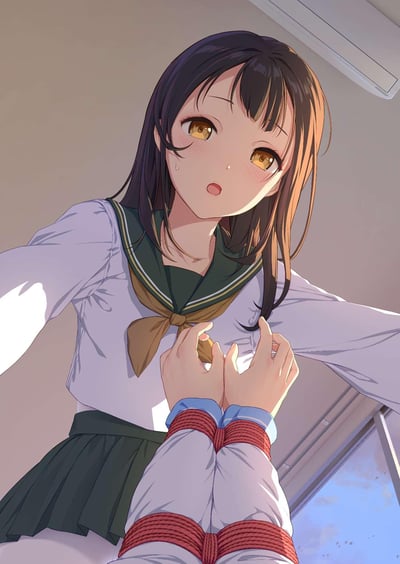 这是一张日式二次元插画，采用低视角构图：画面中的JK少女身着白绿配色的水手服，脸颊泛起红晕，眼角挂着汗珠，嘴巴微张，露出慌张又羞赧的神情；前景处一双被红绳捆绑的手正抓住她的领结，营造出暧昧又紧张的氛围。图中无双关、谐音梗或暗示类内容。