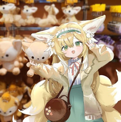 这是一张《明日方舟》角色铃兰的同人合成图，画面中有着狐狸耳与蓬松大尾巴的铃兰身着日常穿搭——米白色开衫搭配蓝绿色裙子，挎着带小花装饰的小圆包，正兴奋地举着和自己形象同款的狐狸玩偶，另一只手对着镜头比耶。背景是摆满同款狐狸玩偶的店铺货架，将手绘的二次元角色与真实店铺照片结合，整体氛围软萌治愈，仿佛是铃兰在逛街时发现“同款”玩偶，兴奋地向人展示。