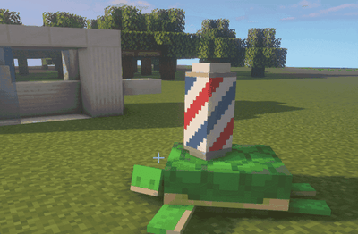 这是一张沙盒游戏《我的世界》（Minecraft）的创意场景截图，画面中一只游戏内的绿色海龟背上被放置了一个现实里的红白蓝条纹理发店转灯，背景是游戏里的草地、树木与简易建筑。玩家通过这个趣味搭建，将海龟恶搞成移动理发店，充满脑洞与搞笑的反差感。