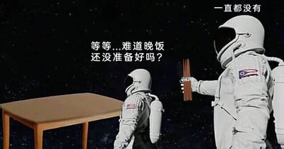 这是一张荒诞搞笑的静态合成梗图，背景设定在布满星星的宇宙空间中。画面里有两位身着白色宇航服的宇航员：一位坐在一张只有框架的木质空桌子前，带着疑惑的神情发问“等等...难道晚饭还没准备好吗？”；另一位站在他的身侧，手中握着一双筷子，用无奈的语气回应“一直都没有”。空荡的桌子和宇航员手中的筷子形成强烈反差，在太空这个特殊场景下，将“等待晚餐却一直落空”的日常无奈夸张化，营造出荒诞又好笑的氛围，用来吐槽饥饿时没有食物、期待的事物迟迟不来的尴尬与无奈情绪。