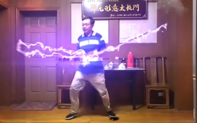 图片中马保国身着蓝白条纹上衣和浅色裤子，在室内表演“闪电五连鞭”，双手挥舞的鞭子被添加了紫色闪电特效，背景可见“浑元形意太极门”牌匾和桌椅等家具。整体画面夸张搞笑，是基于马保国武术视频二次创作的网络梗图。