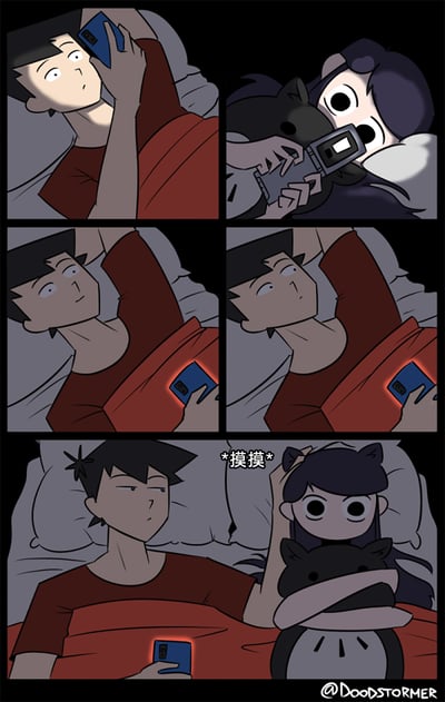 这是一组温馨的连环漫画，描绘了夜晚情侣间的日常：第一格中，身着红色上衣的男生躺在床上举着手机看，画面右侧的女生抱着黑猫，手持相机悄悄对着男生；第二格男生放下手机，手机屏幕亮起消息提示灯，男生脸上露出微笑；第三格男生侧过头，目光看向身侧，手机仍亮着；第四格男生转头发现女生躺在自己身旁，随即伸手温柔地摸了摸女生的头，画面配文“*摸摸*”，整体氛围温暖治愈，展现了情侣间细腻的甜蜜瞬间。