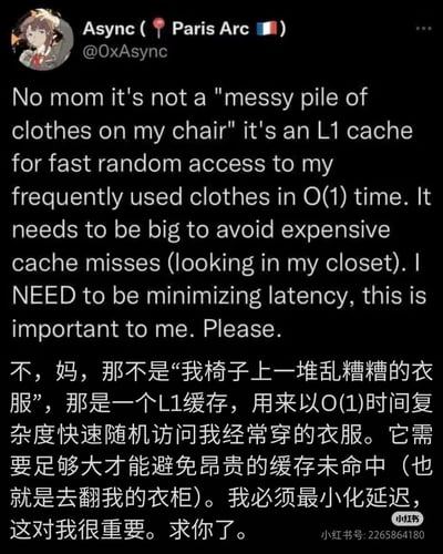这是一张社交媒体截图，展示了Twitter用户@0xAsync发布的趣味帖子：该用户用计算机领域的专业技术黑话，给自己堆在椅子上的乱糟糟衣服找借口，称这是「L1缓存」，能以O(1)时间复杂度快速获取常穿的衣物，还表示要足够大才能避免「缓存未命中」（即去衣柜找衣服），必须最小化「延迟」，一本正经地和妈妈辩解。帖子附带完整中文翻译，笑点在于用硬核技术概念包装生活化的偷懒行为，充满程序员式的幽默，既较真又滑稽。