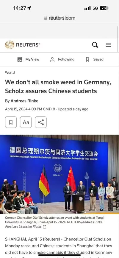 这张图片是路透社新闻网页的手机截图，标题为"We don't all smoke weed in Germany, Scholz assures Chinese students"（德国总理朔尔茨向中国学生保证：并非所有德国人都吸食大麻）。文章由Andreas Rinke撰写，发布于2024年4月15日。截图下方配有一张现场照片，显示德国总理朔尔茨在同济大学与中国学生交流的场景，背景有中国和德国国旗，以及写有"德国总理朔尔茨与同济大学学生交流会"的蓝色背景板。