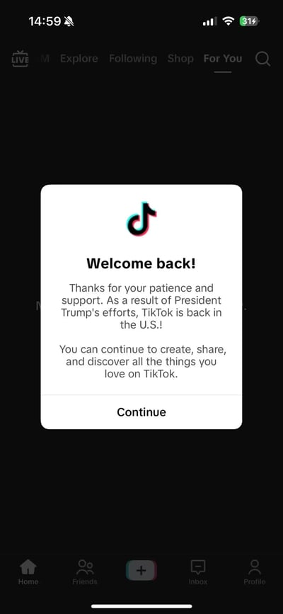 这是一张TikTok应用界面的截图，显示了一个欢迎回归的弹窗。弹窗顶部有TikTok标志，中间文字内容称："感谢您的耐心和支持。由于特朗普总统的努力，TikTok已回到美国！您可以继续在TikTok上创建、分享和发现您喜爱的所有内容。"底部有一个"Continue"按钮。整个界面采用TikTok标志性的黑色背景和白色弹窗设计，顶部有导航栏，底部有标准的TikTok功能按钮。