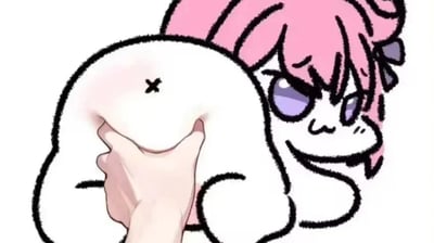 图像展示了源自韩国手游《胜利女神：妮姬》的二创表情包角色Doro。画面中，一个白色身体、带有X形面部标记的粉色四足萌物被一只手握住身体，其后方可见一个粉色头发、紫色眼睛的角色形象，疑似原作角色桃乐丝的Q版化呈现。Doro以呆萌的外表和模糊的情感表达为特征，是由多位画师协作完成的拼贴艺术作品，核心包含“哦润吉”（橘子）元素和反映当代青年情感需求的“结局文学”。