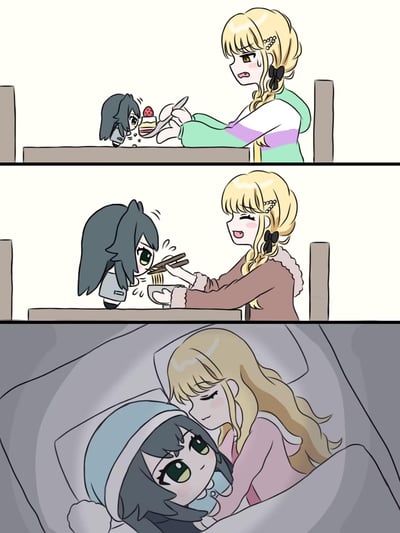 这是一组基于《BanG Dream! It's MyGO!!!!!》创作的百合向同人连环漫画，共三格：
1. 第一格：缩小成Q版的高松灯站在桌面上，面对千早爱音用叉子递来的草莓蛋糕，身体发抖，露出紧张的神情；
2. 第二格：换了衣服的千早爱音用筷子喂小灯吃面条，小灯依旧带着紧张的反应；
3. 第三格：两人躺在床上，千早爱音抱着裹着连帽衫的高松灯，小灯神情放松又安心，氛围治愈温馨。
整体展现了两人之间亲昵又软萌的相处日常，充满了百合向的甜蜜感。