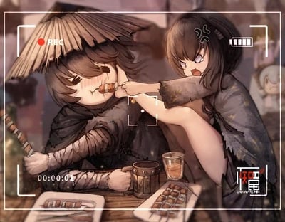 插画中描绘了两个动漫风格人物在桌边互动的场景。戴草帽的角色正害羞地接受另一个角色喂食烤串，桌上摆放着饮料和更多烤串。画面采用了类似录像画面的边框设计，带有"REC"录制标识和时间戳"00:00:01"。整体色调偏暗，营造出一种温馨又略带神秘的氛围。
