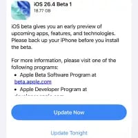 这是一张苹果iOS设备的系统更新界面截图，展示了iOS 26.4 Beta 1的推送提示。界面顶部标注了更新版本与时间，说明该Beta版是即将上线的应用、功能与技术的早期预览，提醒用户在安装前备份设备；下方列出了获取更多信息的三个官方渠道；底部设置了“立即更新”和“今晚更新”两个操作选项，整体是苹果系统特有的简洁UI风格。