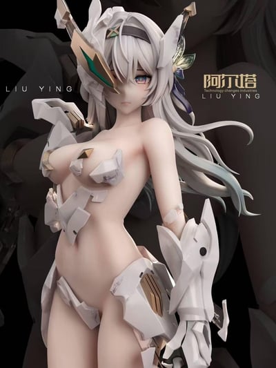 这是阿尔塔工作室出品的《崩坏：星穹铁道》角色流萤的机甲风格手办宣传渲染图。角色拥有银白飘逸长发，佩戴单侧机甲面罩，身着破损的白金色机甲装甲，露出大量肌肤，面部表情清冷淡漠，整体将机甲的硬朗质感与女性角色的柔美身形结合，视觉冲击力强。