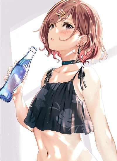 画面呈现了一位留着粉棕渐变短卷发的二次元少女，她脸颊泛起红晕，带着软萌害羞的神情仰头看向上方，左手握着一瓶装有蓝色液体的玻璃汽水瓶。少女身着黑色吊带短上衣，搭配带铆钉的黑色项圈与长款耳饰，暖调光线洒在身上，营造出清新慵懒的夏日氛围，整体画风细腻柔和。