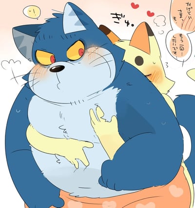 插画中一只表情傲娇的蓝色肥猫，黄色眼睛带着愤怒的神情，脸颊却泛起红晕。它被一只可爱的小狐狸从背后紧紧抱住，小狐狸有着橙色的耳朵和黄色的身体，脸上带着满足的微笑。周围有红色的爱心图案和白色的气泡，气泡中包含日文对话，营造出一种温馨又有趣的氛围。蓝猫虽然表情看起来很生气，但并没有推开小狐狸，形成一种反差萌的效果。