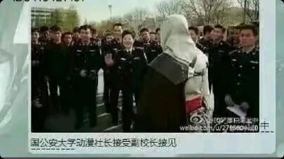 这张图片呈现了一个充满反差感的校园场景：一群身着正式警服的中国人民公安大学人员（包括副校长和在校学员）在户外场地，面带微笑地接见一位穿着动漫cosplay服饰的人，此人是学校动漫社的社长。画面中，严肃规整的警服与夸张独特的动漫cos装扮形成强烈的视觉对比，搭配下方的文字说明，制造出诙谐搞笑的效果，展现了警校校园里多元的社团文化，打破了大众对警校严肃刻板的印象，让人感到意外又有趣。