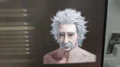 这是一张高自由度RPG游戏捏脸界面的屏幕截图，画面中展示了玩家利用游戏捏脸系统创作的、高度还原物理学家阿尔伯特·爱因斯坦的虚拟角色。角色有着爱因斯坦标志性的蓬松凌乱白发、灰色小胡子，面部的皱纹神态也贴合其老年形象，角色仅展示上半身且未着上衣，界面左侧是一排用于调整捏脸参数的选项栏，整体呈现出玩家精准复刻名人形象的趣味创作成果。